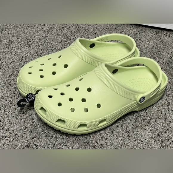 NEW! Crocs Classic Clog (Celery) US 14 Men’s 10001-335 Neon Green Yellow - Picture 1 of 9